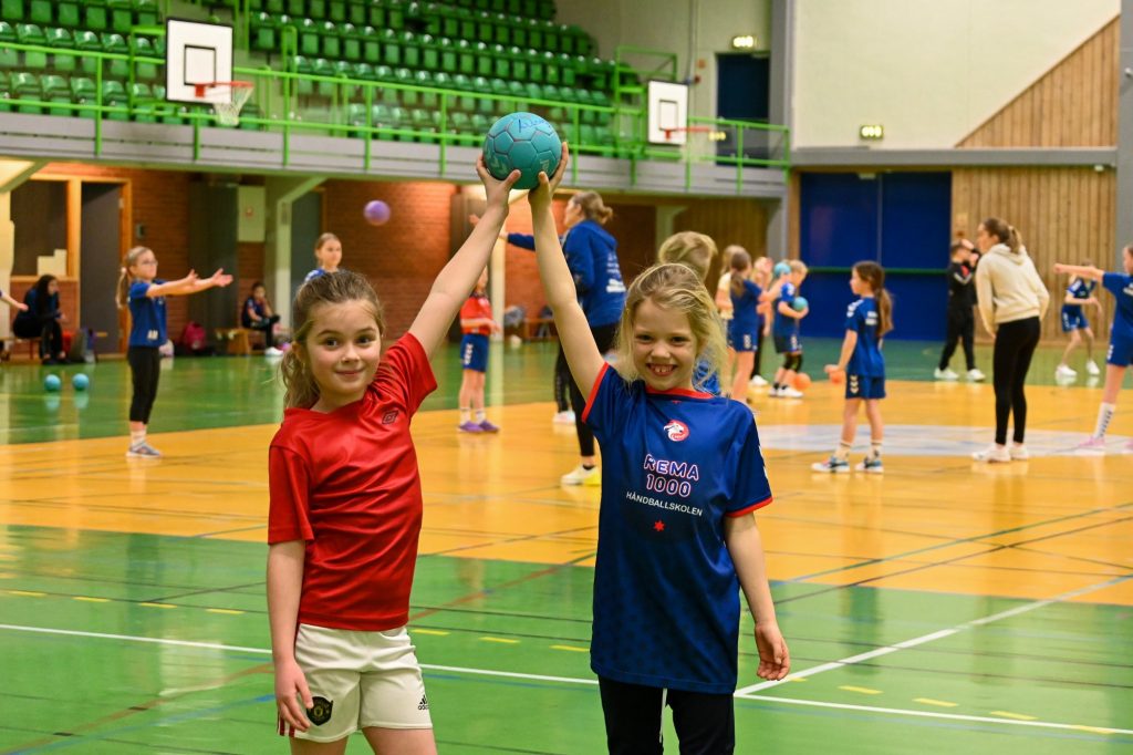 Bilde av glade unger som har tidligere vært med på Rema1000 Handballskule. 