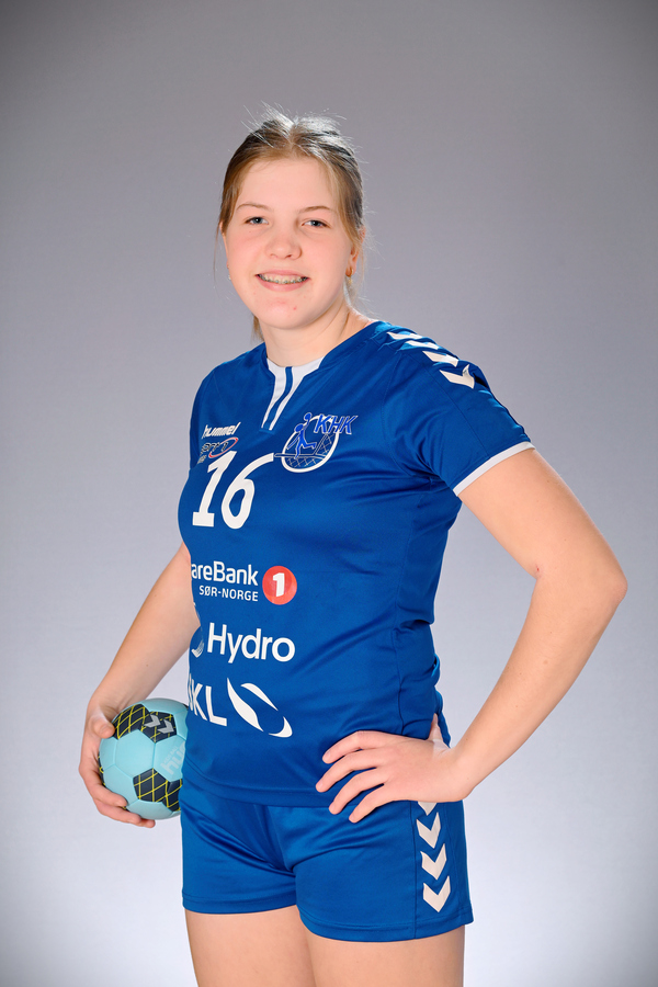 Spelar frå J16 i Kvinnherad Handballklubb si drakt