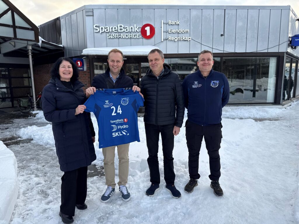 Representantar frå SpareBank 1 Sør-Noreg og Kvinnherad Handballklubb med ei klubbdrakt